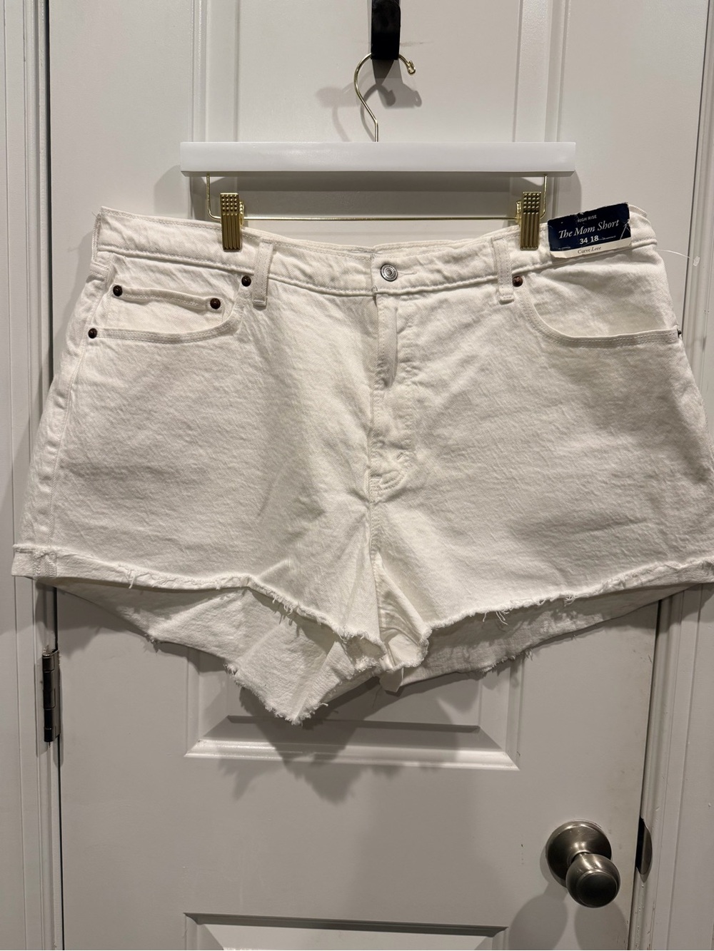 NWT Abercrombie & Fitch Curve Love High Rise Mom Shorts | White | Size 34/18